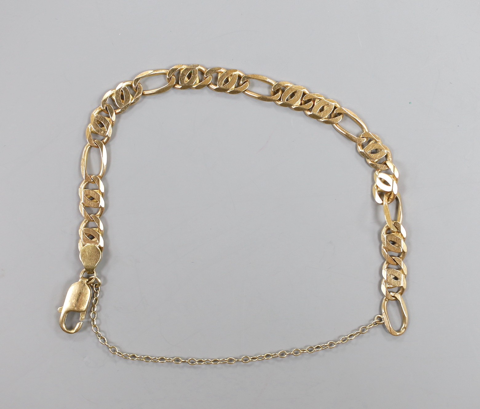 A modern 375 curb link bracelet, 20cm